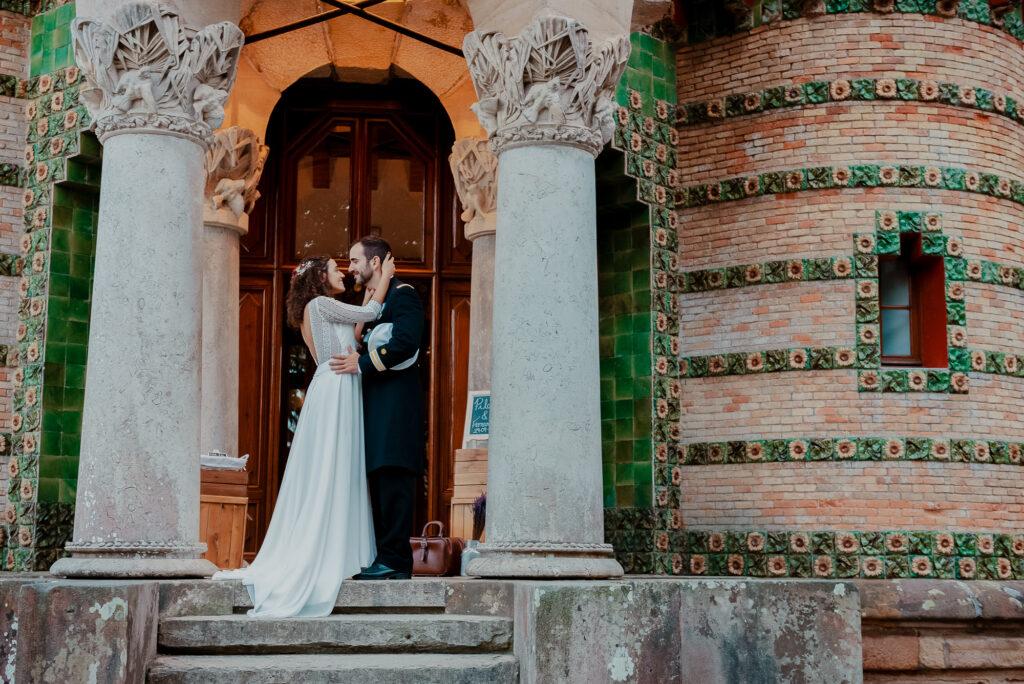 pareja de novios en los jardines del Capricho de Gaudí