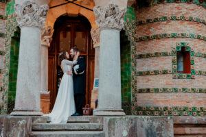 pareja de novios en los jardines del Capricho de Gaudí