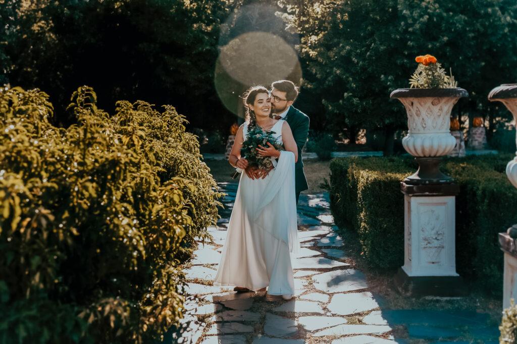 Fotos de pareja en los jardines de Aldea Santillana