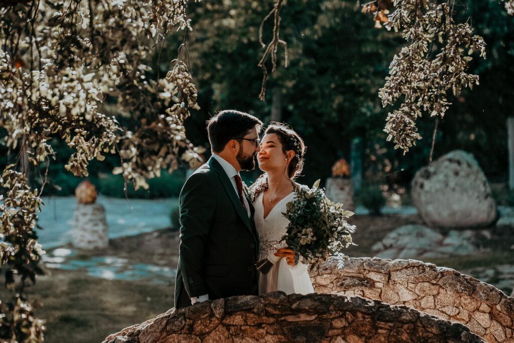 Fotos de pareja en los jardines de Aldea Santillana