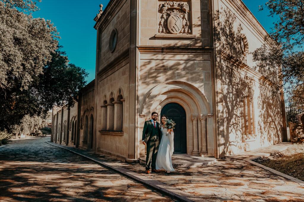 Fotos de pareja en los jardines de Aldea Santillana
