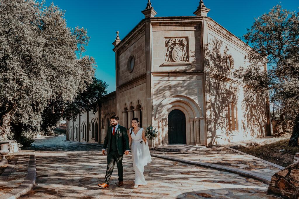 Fotos de pareja en los jardines de Aldea Santillana