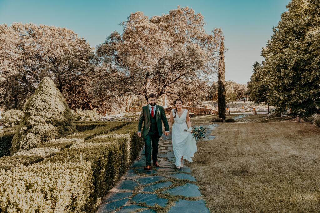 Fotos de pareja en los jardines de Aldea Santillana