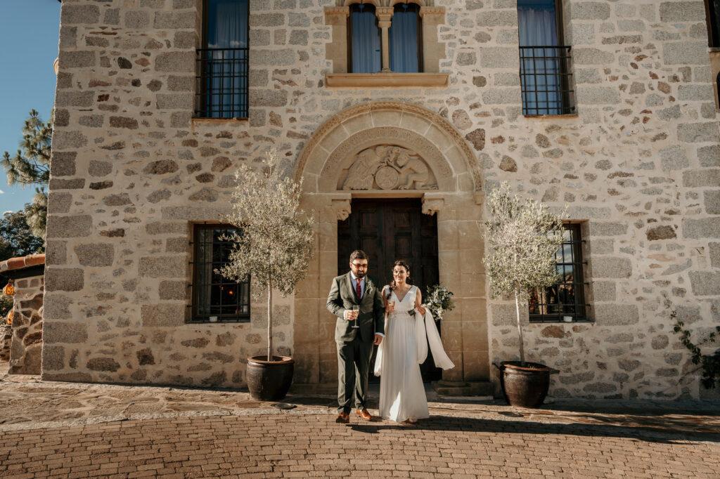 Fotos de pareja en los jardines de Aldea Santillana