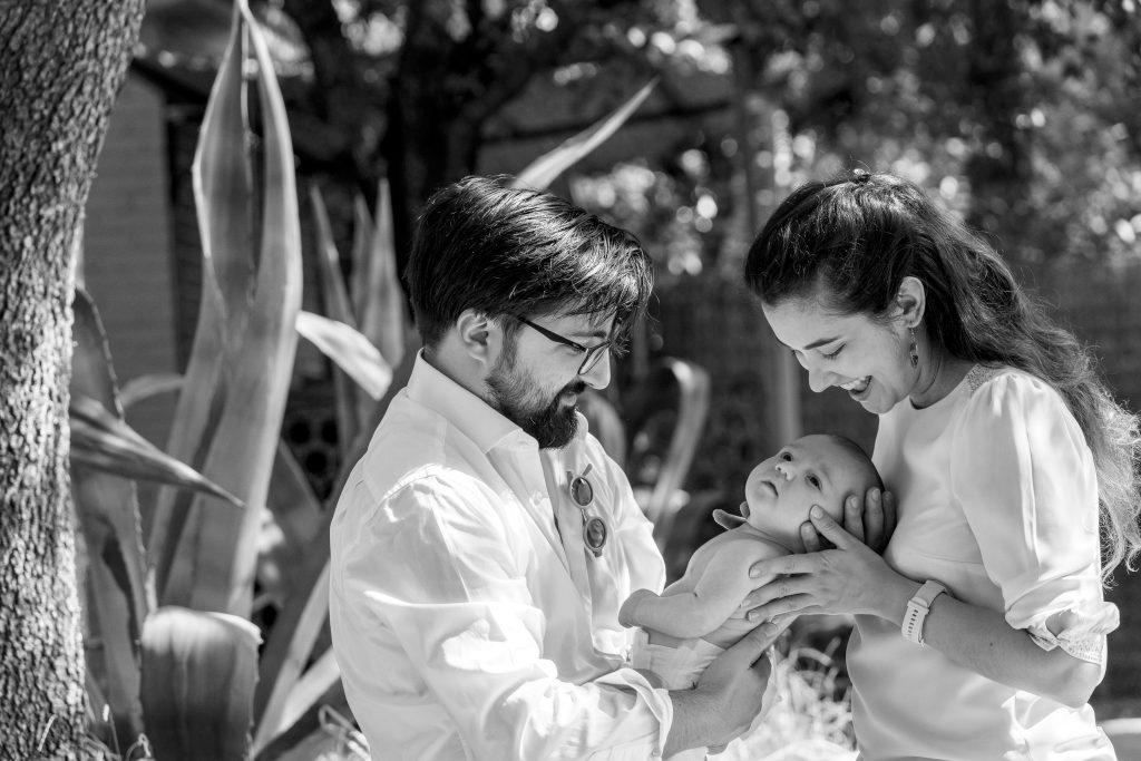 bebé en brazos de sus padres